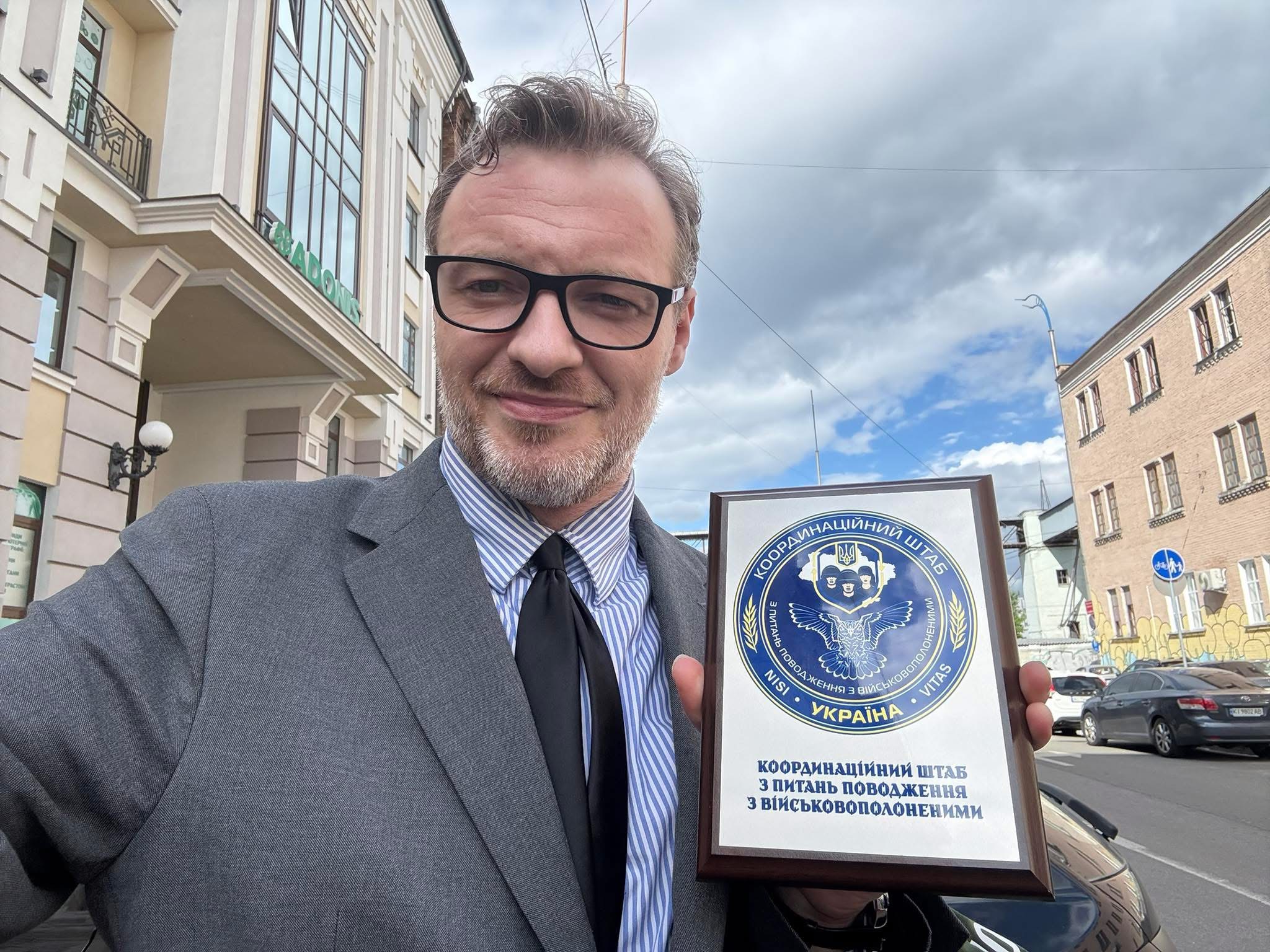 Paul-Michel Manandise avec une plaque du Coordination Headquarters