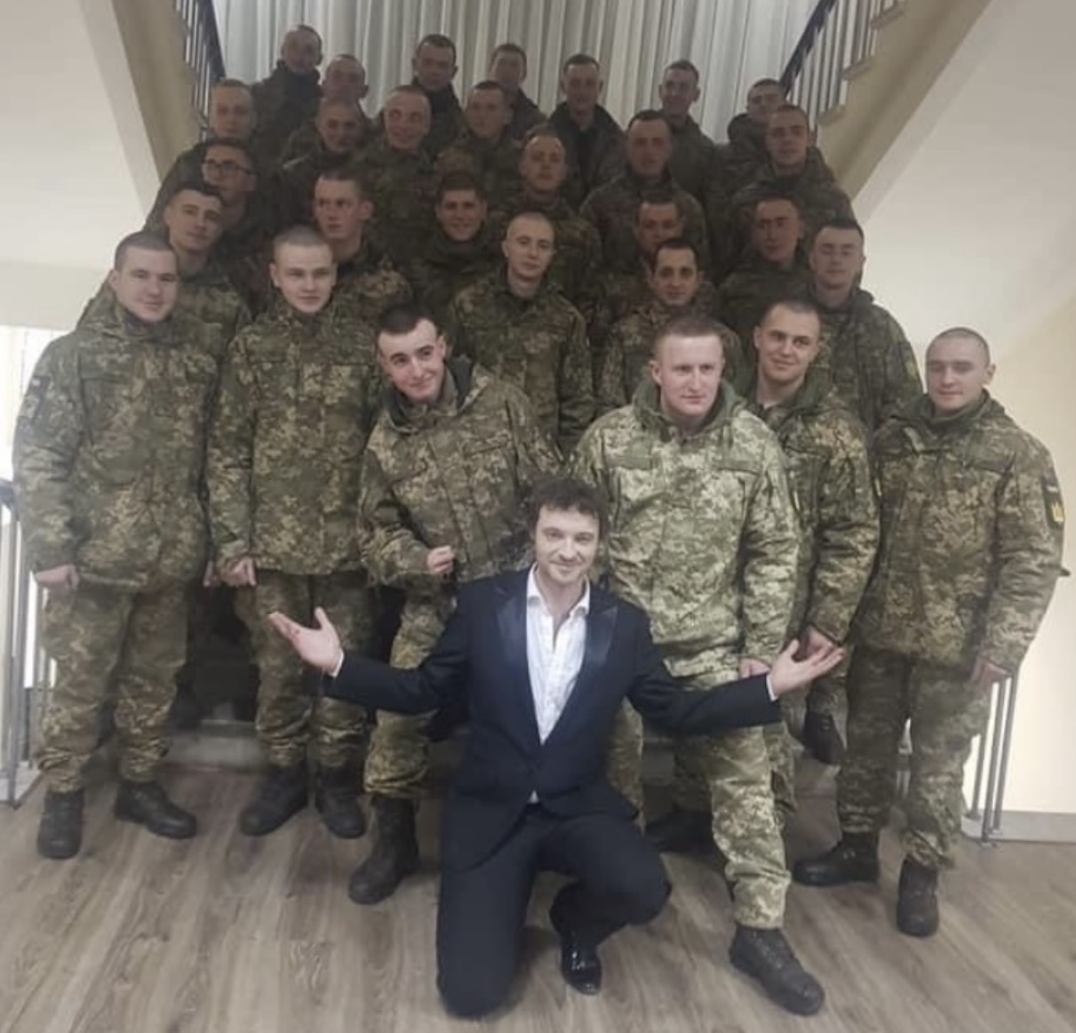 Paul-Michel Manandise entouré de militaires ukrainiens